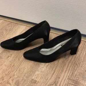 LifeStride Size 6 black satin heels